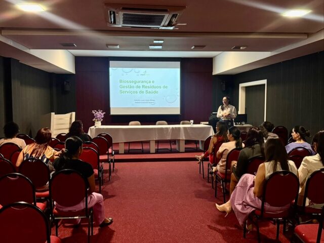 BIOSSEGURANÇA E GERENCIAMENTO DE RESÍDUOS 👩🏫
Treinamento realizado na @clinicaintro , abordando práticas seguras, conformidade com a legislação vigente e a importância do correto gerenciamento de resíduos hospitalares. 💉
💡 Cada profissional que compreende e aplica esses princípios contribui diretamente para excelência do cuidado ao paciente e colaboradores e meio ambiente! 🌱