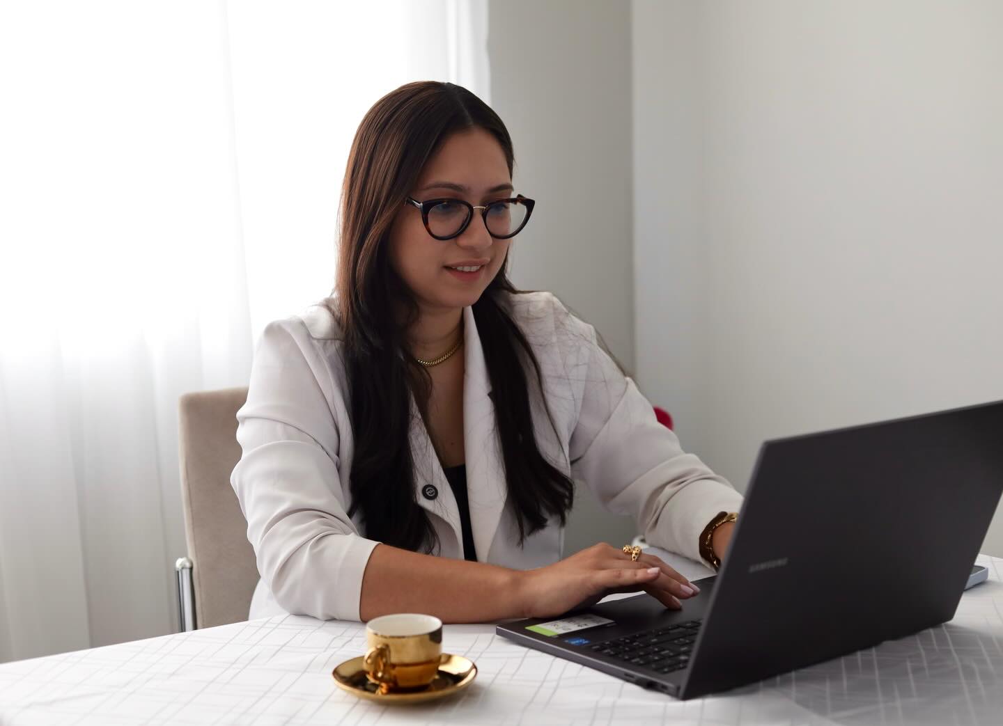 Hoje foi um daqueles dias em que a consultoria coloca a gente no olho do furacão.
E não… não é força de expressão. ☕💻
Começou cedo: a manhã inteira presa no operacional.
Um documento, outro, um ajuste, uma vistoria…
E o WhatsApp ali, piscando sem parar, como quem diz: “vai me responder ou não?”
(Spoiler: não deu tempo. Amanhã prometo zerá-lo)
Depois: Água pra consumo alterado 🫠🫠
E aqui não tem “agir rápido”.
Tem agir certo.
Porque uma escolha errada de fornecedor compromete o resultado, invalida a análise e coloca todo o processo em risco.
Respira, não pira! Tudo tem um propósito 🙏🏻
Um almoço em família pra dar aquela recarregada 🤭🥰
A tarde trouxe um indeferimento daqueles.
Estado dizendo que é competência do Município.
Município dizendo que é do Estado.
E eu ali no meio, tentando garantir que a clínica não perca prazo, não perca a ampliação (e eu a paciência).
Quando pensei que o dia já tinha dado tudo o que tinha pra dar… veio mais uma:
📌 Órgão fiscalizador travando a licença de um prestador
porque o hospital regional (sob jurisdição do próprio órgão) não tem alvará.
Como orientar o cliente quando o impasse nasce dentro da própria estrutura pública?
A verdade é que nem tudo depende de nós.
Nem tudo está sob nosso controle.
Mas existe algo que sempre está:
A forma como conduzimos a solução.
E é por isso que sigo aqui, mesmo nos dias mais desafiadores.
Porque entre análises, indeferimentos, normas e contradições o
nosso papel é solucionar problemas com responsabilidade. Não largar o barco em meio a tempestade. E não levar pro coração! 🤭❤️
👉🏻 E aí, como anda a soluções dos problemas do seu dia a dia?